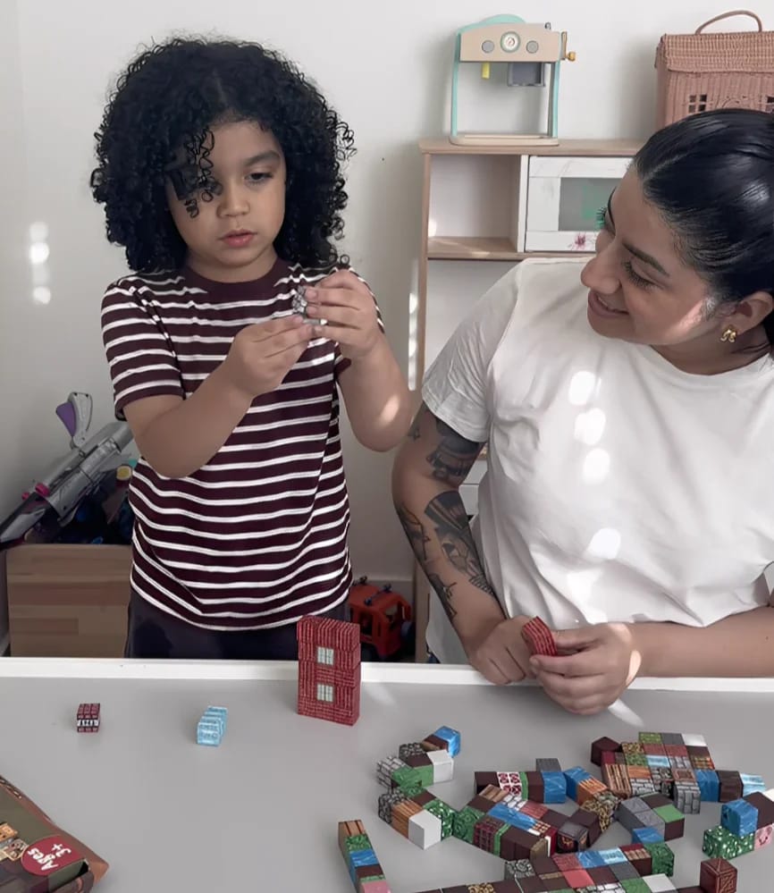 enfant jouant avec blocs magnétiques activité éducative sans écran